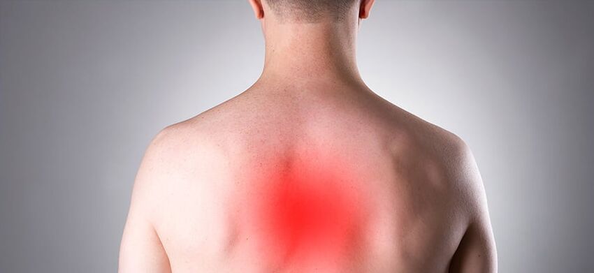 A osteocondrose torácica é sinalada por unha dor prolongada na columna vertebral