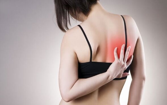 Dorsago, que acompaña a osteocondrose torácica, maniféstase como dor aguda ao moverse.