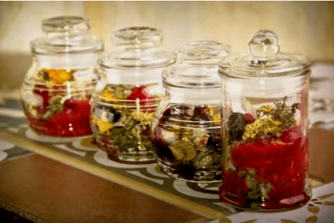 Infusións de herbas e tés é un dos medios da medicina tradicional nas patoloxías articulares