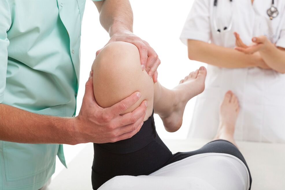 médico examinando o xeonllo por dor nas articulacións