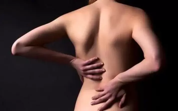 Para a osteocondrose, podes fregar as costas cunha frota tradicional de quecemento.