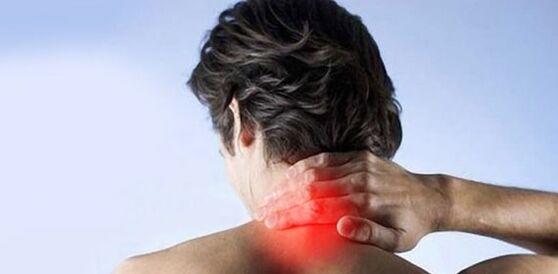 dor no pescozo debido á osteocondrose