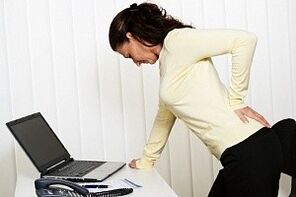 unha muller ten dores nas costas na rexión lumbar