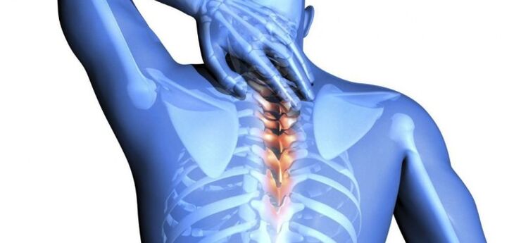 danos na columna vertebral como a causa da dor entre os omóplatos
