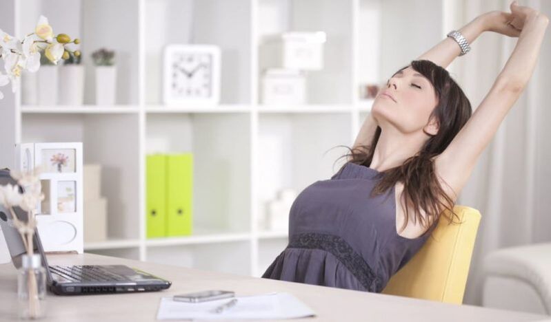 traballo sedentario como causa de dor nos omóplatos